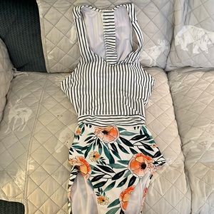 Cupshe Striped/floral swimsuit, new without tags